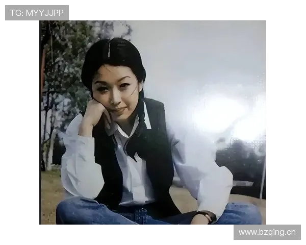 孙悦居然在家穿得比明星还豪气，那沙发一坐就是小时候梦都想不到的生活吧